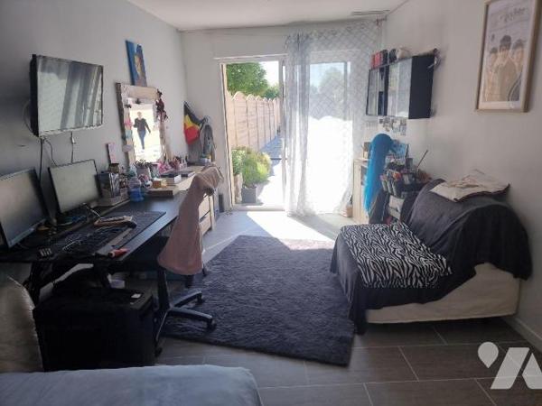 Dans un quartier résidentiel calme, découvrez cette belle maison récente entièrement de plain p...