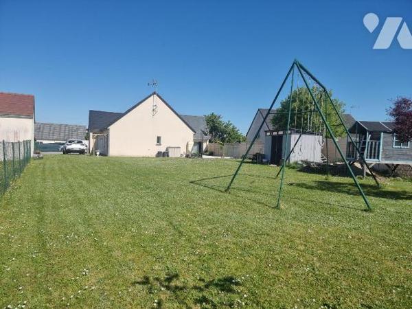 Dans un quartier résidentiel calme, découvrez cette belle maison récente entièrement de plain p...