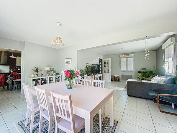 A vendre, maison quatre chambres et un bureau sur un terrain de plus de 800m2 à Fromentières