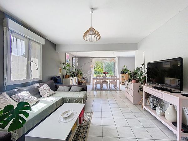 A vendre, maison quatre chambres et un bureau sur un terrain de plus de 800m2 à Fromentières