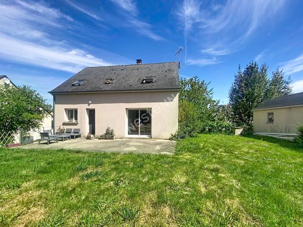 A vendre, maison quatre chambres et un bureau sur un terrain de plus de 800m2 à Fromentières