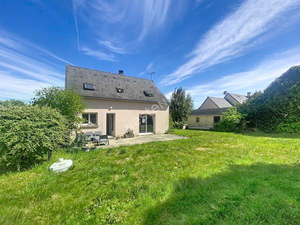 A vendre, maison quatre chambres et un bureau sur un terrain de plus de 800m2 à Fromentières