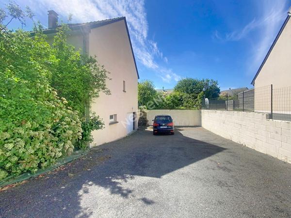 A vendre, maison quatre chambres et un bureau sur un terrain de plus de 800m2 à Fromentières
