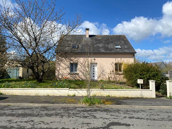 A vendre, maison quatre chambres et un bureau sur un terrain de plus de 800m2 à Fromentières