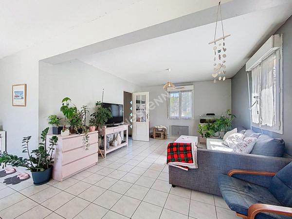 A vendre, maison quatre chambres et un bureau sur un terrain de plus de 800m2 à Fromentières