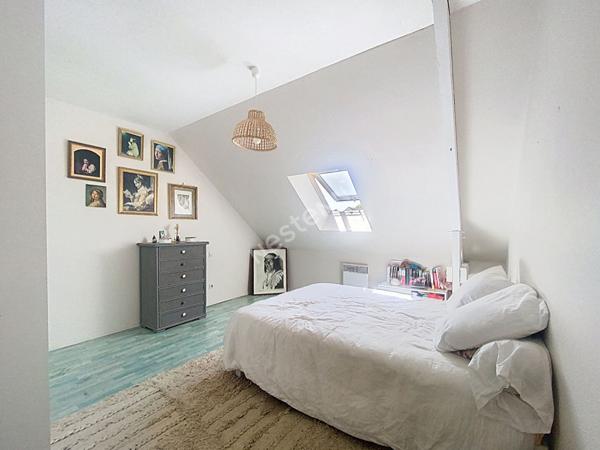 A vendre, maison quatre chambres et un bureau sur un terrain de plus de 800m2 à Fromentières