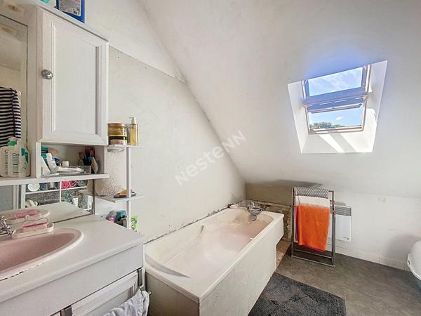 A vendre, maison quatre chambres et un bureau sur un terrain de plus de 800m2 à Fromentières