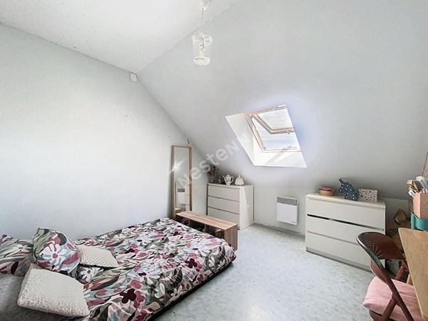 A vendre, maison quatre chambres et un bureau sur un terrain de plus de 800m2 à Fromentières