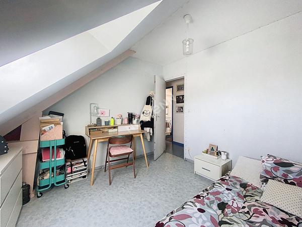 A vendre, maison quatre chambres et un bureau sur un terrain de plus de 800m2 à Fromentières