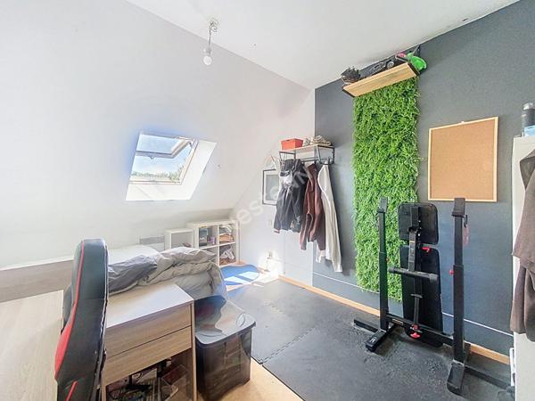 A vendre, maison quatre chambres et un bureau sur un terrain de plus de 800m2 à Fromentières