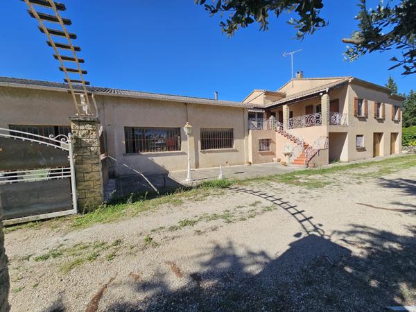 Cabrières-d'Avignon (84220) Luberon, Bel ensemble immobilier de plus de 500m² avec terrain.
