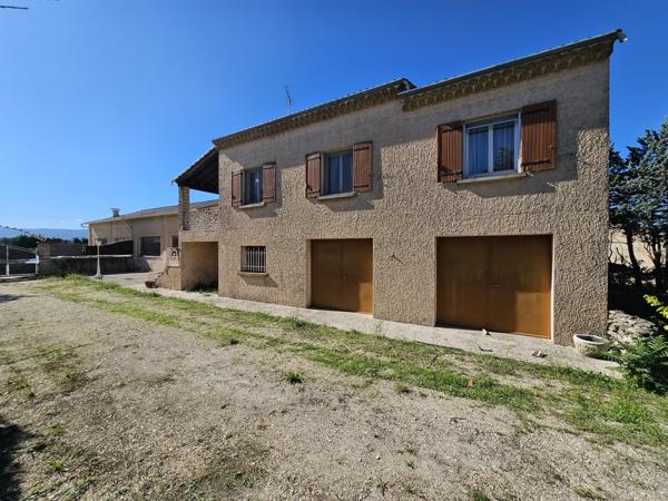 Cabrières-d'Avignon (84220) Luberon, Bel ensemble immobilier de plus de 500m² avec terrain.