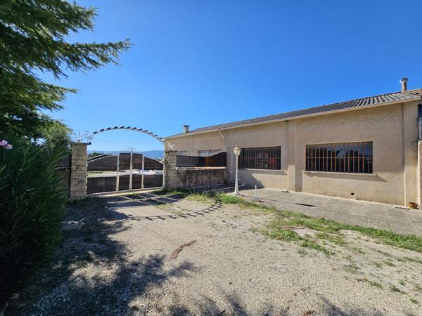 Cabrières-d'Avignon (84220) Luberon, Bel ensemble immobilier de plus de 500m² avec terrain.