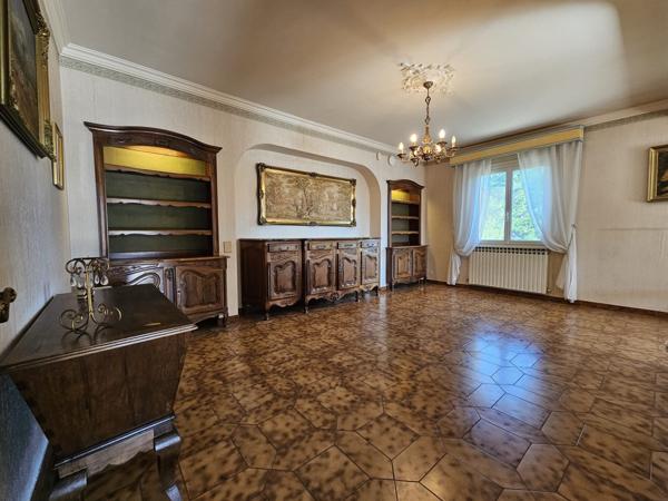 Cabrières-d'Avignon (84220) Luberon, Bel ensemble immobilier de plus de 500m² avec terrain.