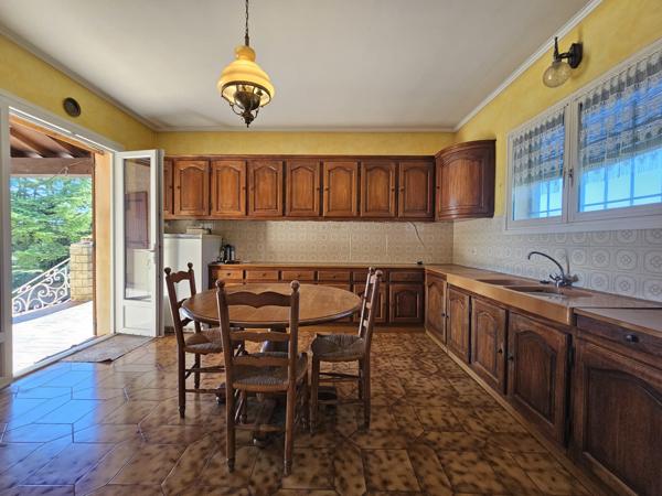 Cabrières-d'Avignon (84220) Luberon, Bel ensemble immobilier de plus de 500m² avec terrain.