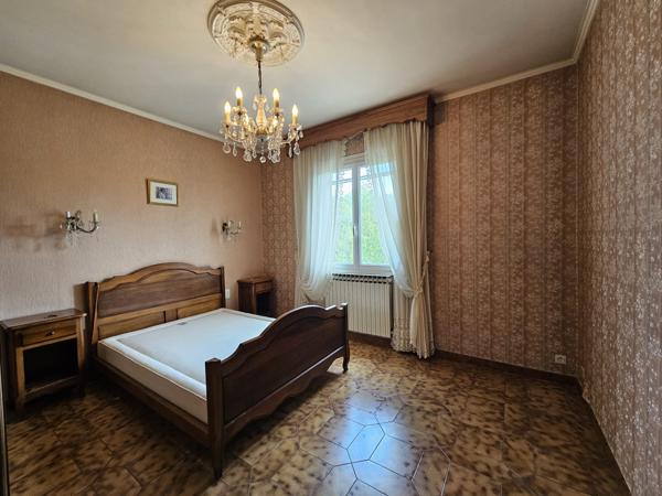 Cabrières-d'Avignon (84220) Luberon, Bel ensemble immobilier de plus de 500m² avec terrain.