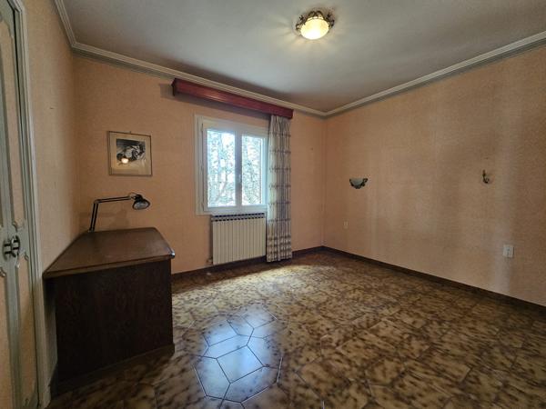 Cabrières-d'Avignon (84220) Luberon, Bel ensemble immobilier de plus de 500m² avec terrain.