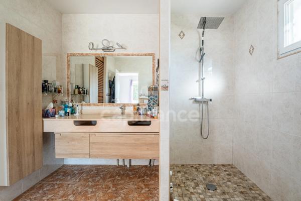 Maison à vendre 5 pièces LA CIOTAT (13) Terrain 3000 M2 Piscine, Triple garage