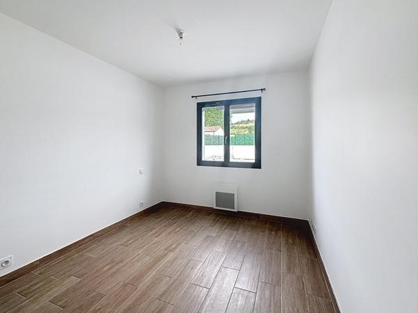 Maison récente avec 4 chambres à Fendeille