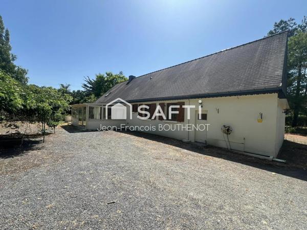 Maison de plain-pied avec dépendances, étang, potager et terrain arboré de 5317 m²