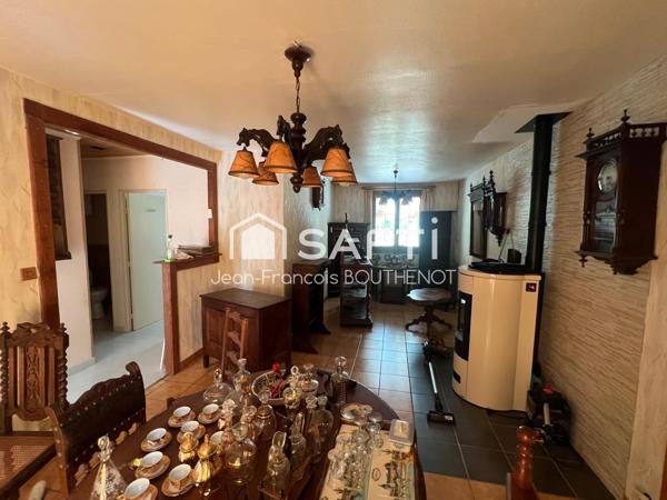 Maison de plain-pied avec dépendances, étang, potager et terrain arboré de 5317 m²