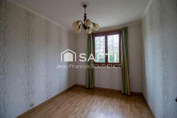 Maison de plain-pied avec dépendances, étang, potager et terrain arboré de 5317 m²