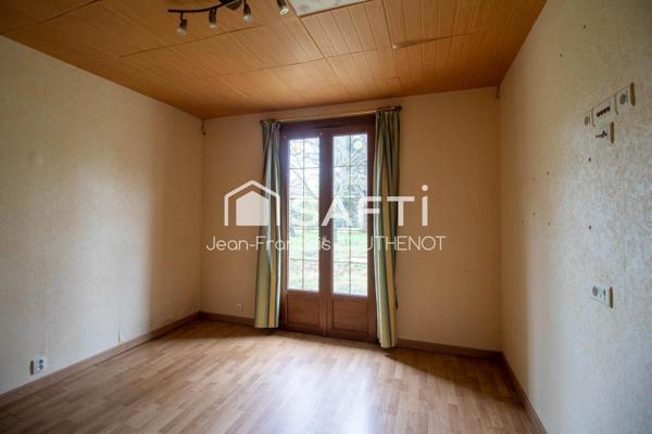 Maison de plain-pied avec dépendances, étang, potager et terrain arboré de 5317 m²