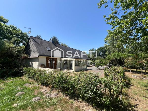 Maison de plain-pied avec dépendances, étang, potager et terrain arboré de 5317 m²