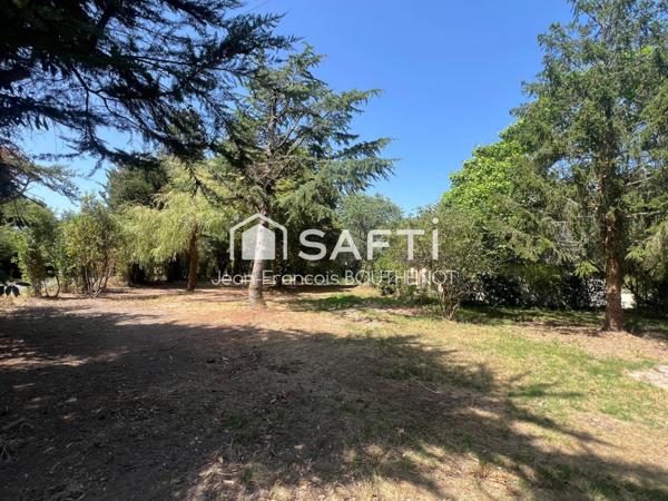 Maison de plain-pied avec dépendances, étang, potager et terrain arboré de 5317 m²