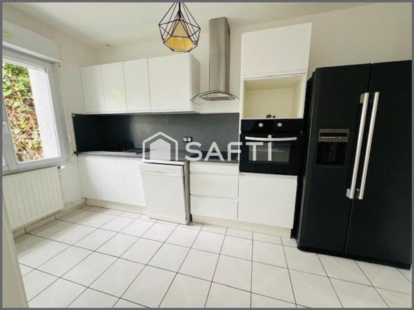 Proximité immédiate des commerces, ligne de bus.