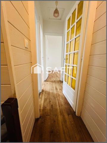 Proximité immédiate des commerces, ligne de bus.