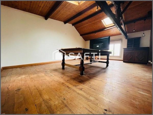 Proximité immédiate des commerces, ligne de bus.