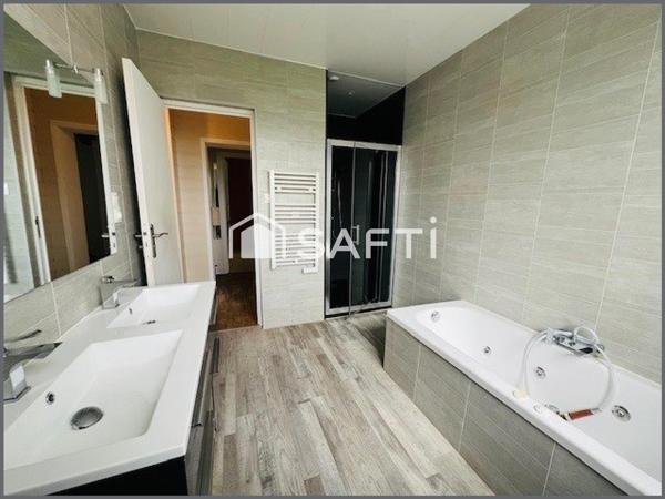 Proximité immédiate des commerces, ligne de bus.