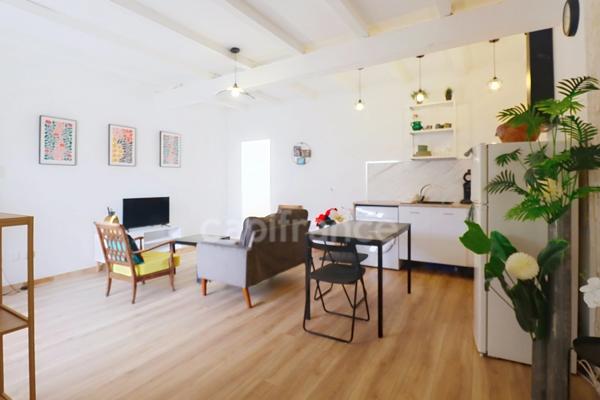 GARD (30) AIGUES−MORTES (30220) intra-muros à vendre appartement T4 ~40 m2, 1 chambres et terrasse.