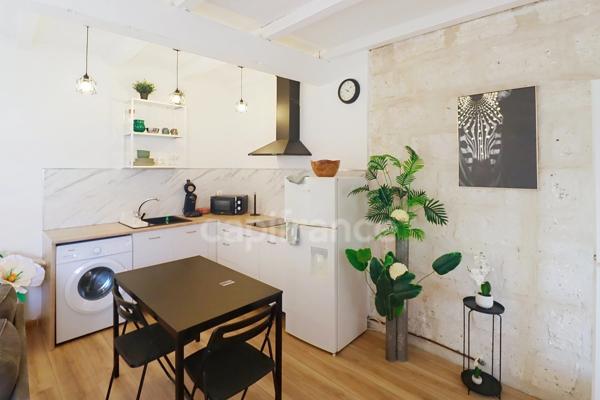 GARD (30) AIGUES−MORTES (30220) intra-muros à vendre appartement T4 ~40 m2, 1 chambres et terrasse.
