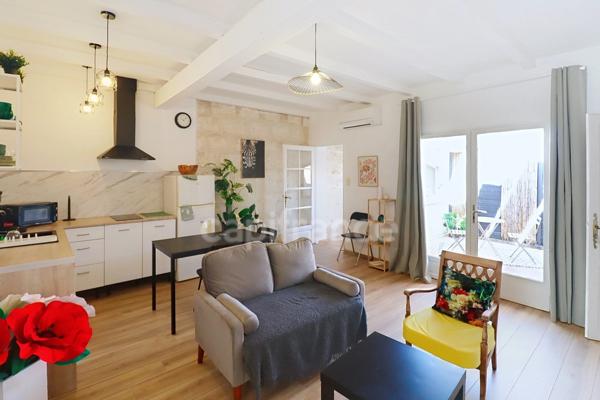GARD (30) AIGUES−MORTES (30220) intra-muros à vendre appartement T4 ~40 m2, 1 chambres et terrasse.