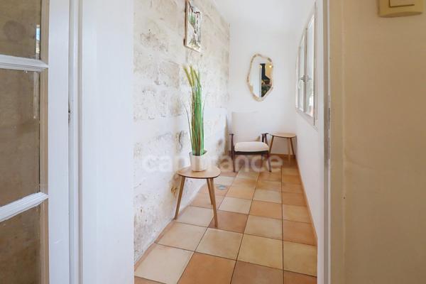 GARD (30) AIGUES−MORTES (30220) intra-muros à vendre appartement T4 ~40 m2, 1 chambres et terrasse.