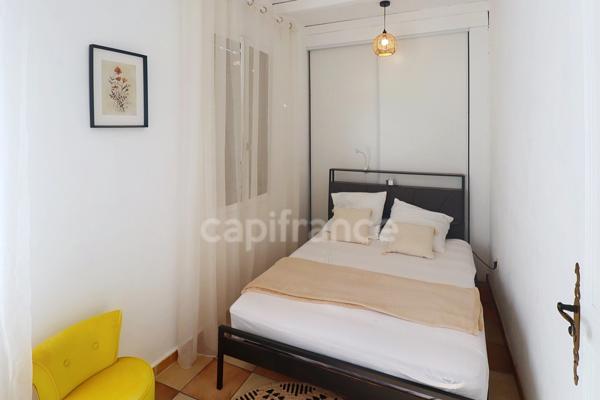 GARD (30) AIGUES−MORTES (30220) intra-muros à vendre appartement T4 ~40 m2, 1 chambres et terrasse.