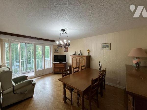 Une visite s'impose pour cet appartement  d'environ 48 m2 situé au 4 ème étage d'une résidence ...