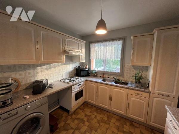Une visite s'impose pour cet appartement  d'environ 48 m2 situé au 4 ème étage d'une résidence ...