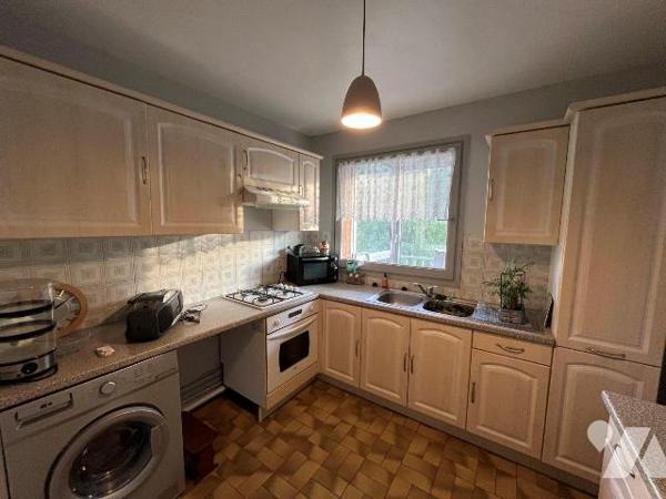 Une visite s'impose pour cet appartement  d'environ 48 m2 situé au 4 ème étage d'une résidence ...