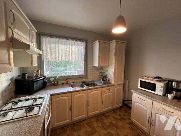 Une visite s'impose pour cet appartement  d'environ 48 m2 situé au 4 ème étage d'une résidence ...