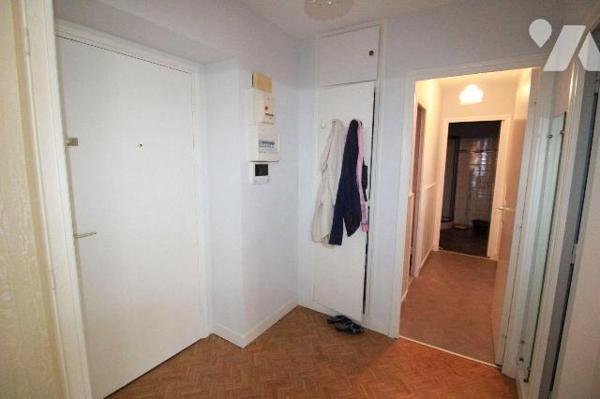 Une visite s'impose pour cet appartement  d'environ 48 m2 situé au 4 ème étage d'une résidence ...