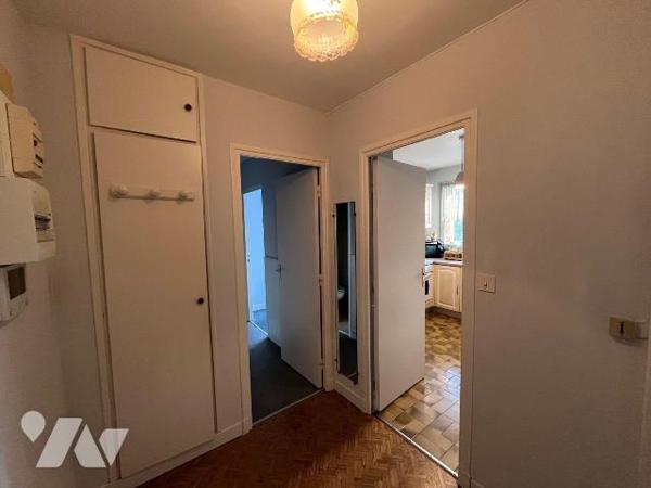 Une visite s'impose pour cet appartement  d'environ 48 m2 situé au 4 ème étage d'une résidence ...