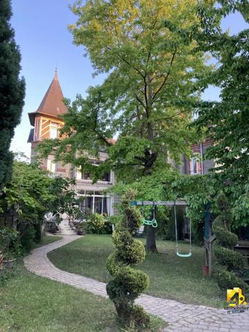 Maison - 14 pièces - 357 m²