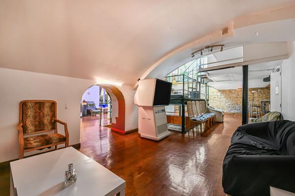 Loft/Atelier avec verrière et structure métallique - Fort potentiel d'aménagement - PARIS