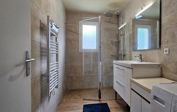 Maison contemporaine de plain-pied 80 m2– 3 chambres – Terrain 976 m² – Calme & proximité des commodités