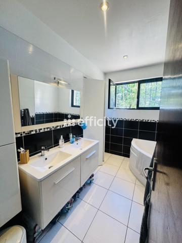 Appartement
         4 pièces
        - 86 m² 315 000 € *