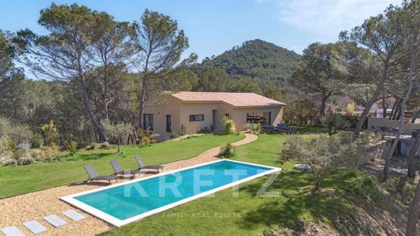 VILLA CONTEMPORAINE AVEC VUE IMPRENABLE SUR LE VILLAGE ET LA VALLÉE