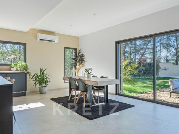 VILLA CONTEMPORAINE AVEC VUE IMPRENABLE SUR LE VILLAGE ET LA VALLÉE